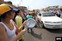 Un grupo de personas protestan con ollas vacías contra el gobierno del presidente, Nicolás Maduro