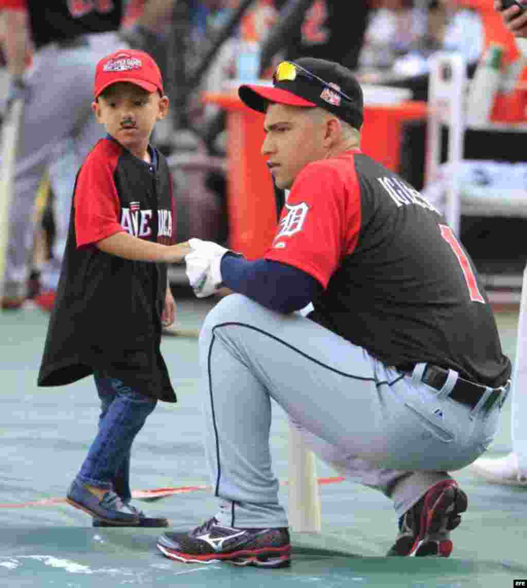 José Iglesias de los Tigres de Detroit, el lunes 13 de julio de 2015, junto a su hijo durante las prácticas del Juego de las Estrellas en el Great American Ball en Cincinnati, Ohio (Estados Unidos).