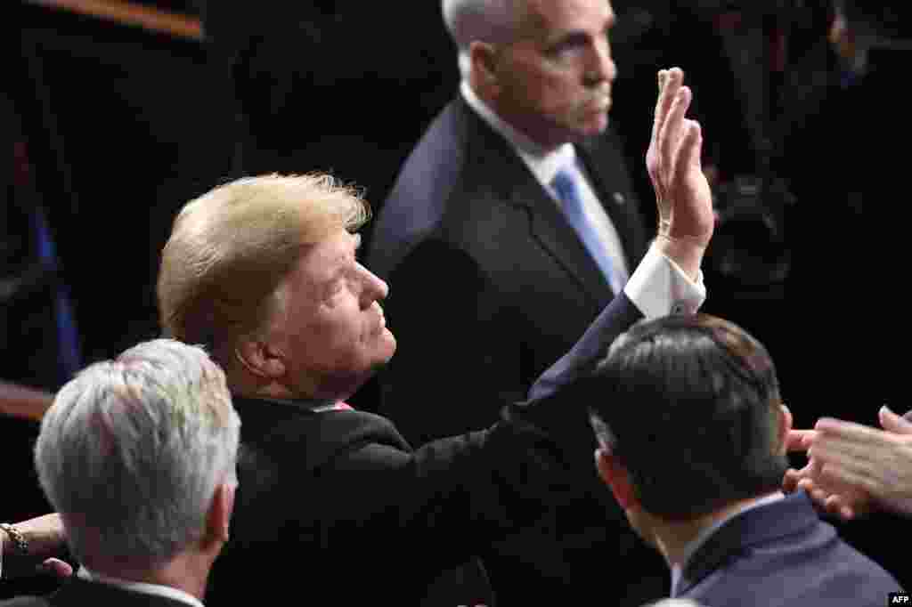 El presidente de los EEUU, Donald Trump, saluda cuando llega para pronunciar el discurso del Estado de la Unión en el Capitolio de los EE. UU. En Washington, DC, el 5 de febrero de 2019