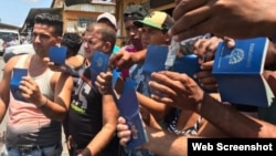 Cubanos varados en la frontera entre Panamá y Costa Rica. (Captura de imagen/MetroLibre.com)