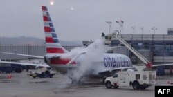 Un avión Boeing 737 de American Airlines Boeing espera el Aeropuerto Nacional Ronald Reagan de Washington el 7 de marzo de 2018.