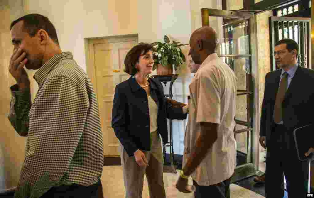 Roberta Jacobson conversa con el disidente cubano Guillermo Fariñas, durante un desayuno de trabajo con opositores el viernes 23 de enero de 2015, en La Habana, Cuba.