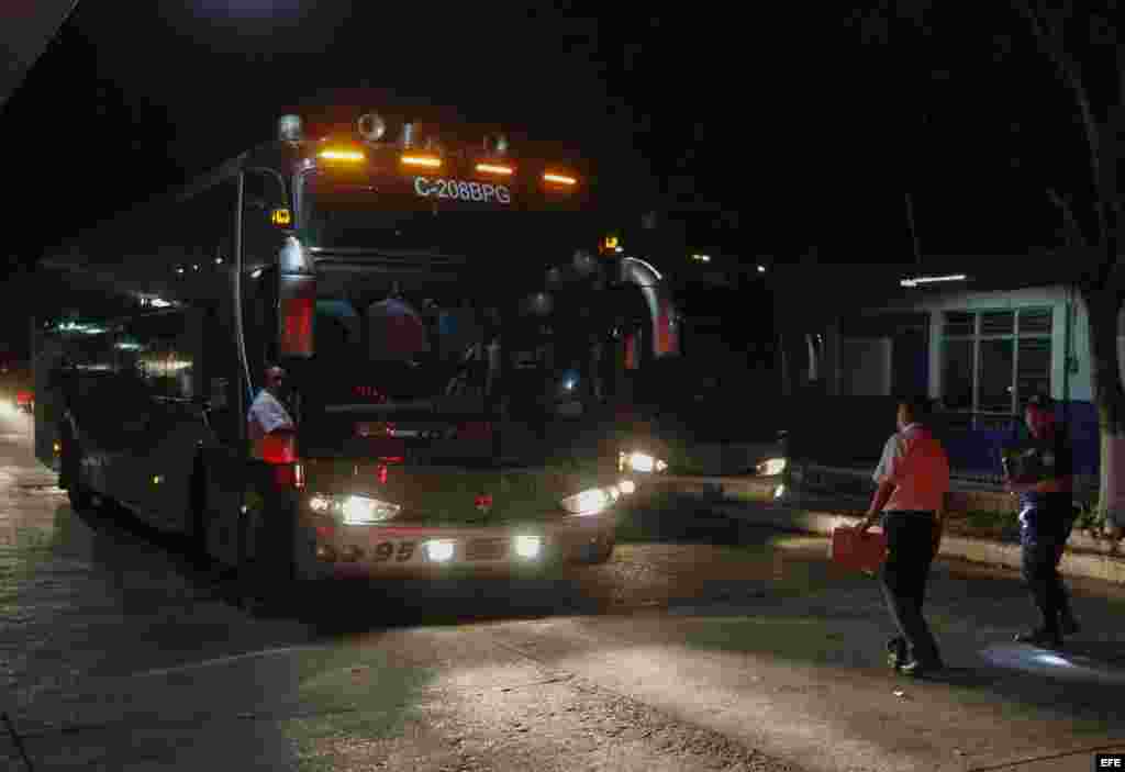 Cubanos en tránsito hacia Estados Unidos viajaron en un autobús este miércoles 13 de enero de 2016, por el paso por la frontera La Hachadura, entre Guatemala y El Salvador