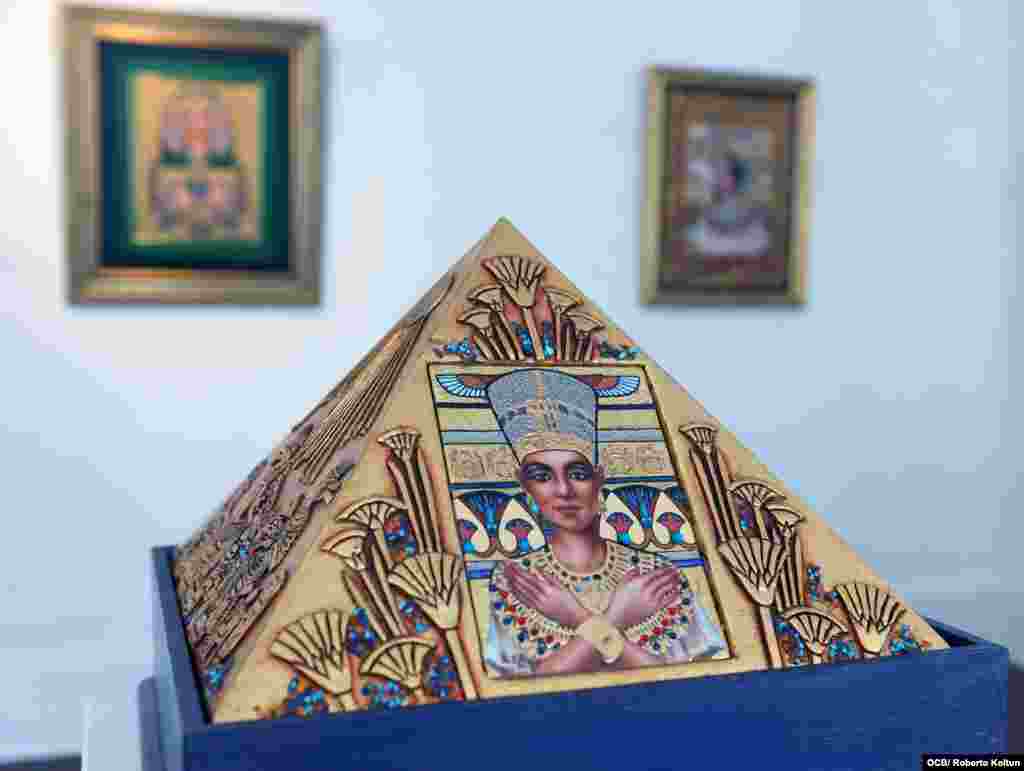 Cofre y Pirámide Nefertiti. 12x16&#39; oro, plata, cobre y piedras semipreciosas. Foto: Roberto Koltún, OCB Staff.