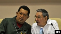 Presidente de Cuba, Raúl Castro (d) y su homólogo venezolano, Hugo Chávez durante un encuentro en La Habana. Archivo.