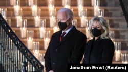 Presidente Joe Biden and First Lady Dr. Jill Biden attend a moment of silence and candle lighting ceremony