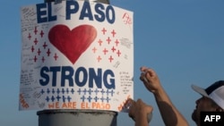 Un cartel en memoria de las víctimas de la masacre en el Paso llama a los residentes a ser fuertes ante la tragedia. 