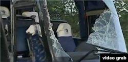 Detalle del parabrisas destruido del autobús de Transgaviota.