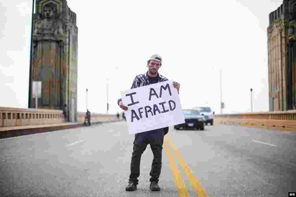Un manifestante sostiene una pancarta con la consigna 'I am afraid' (Tengo miedo) durante una protesta contra el candidato republicano a la presidencia estadounidense, Donald Trump.
