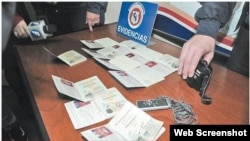 Policía mostró a medios algunos de los pasaportes incautados.