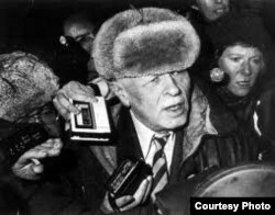 Sajarov a la llegada a Moscú tras el destierro en la Siberia.