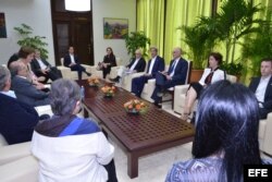 John Kerry (4-d) reunido con los negociadores del Gobierno de Colombia en el proceso de paz con las FARC.