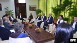 John Kerry (4-d) reunido con los negociadores del Gobierno de Colombia en el proceso de paz con las FARC.