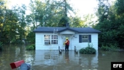 Rescatistas buscan a residentes atrapados en sus casas a consecuencia del huracán Matthew en un barrio de la ciudad de Lumberton, Carolina del Norte.