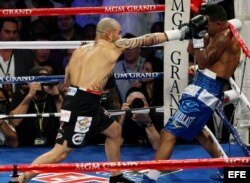El púgil puertorriqueño Miguel Cotto (i) golpea al nicaragüense Ricardo Mayorga, durante el combate por la categoría superwelter de la Asociación Mundial de Boxeo (AMB) que ganó por KO técnico en el duodécimo asalto. (13/03/2011).