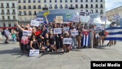 Un grupo de exiliados cubanos marchó este lunes hasta el Palacio de la Moncloa, en Madrid, para pedir al gobierno que condene la represión en Cuba. (Foto: Facebook/Lázaro Mirelles)