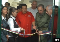 Fidel Castro y Hugo Chávez en la apertura de la oficina de PDVSA en La Lonja del Comercio, en La Habana. (Archivo)