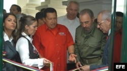 Fidel Castro y Hugo Chávez en la apertura de la oficina de Petróleos de Venezuela (PDVSA) en La Lonja del Comercio, en La Habana. 