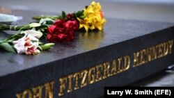 Flores, plegarias y lágrimas para recordar a John F. Kennedy