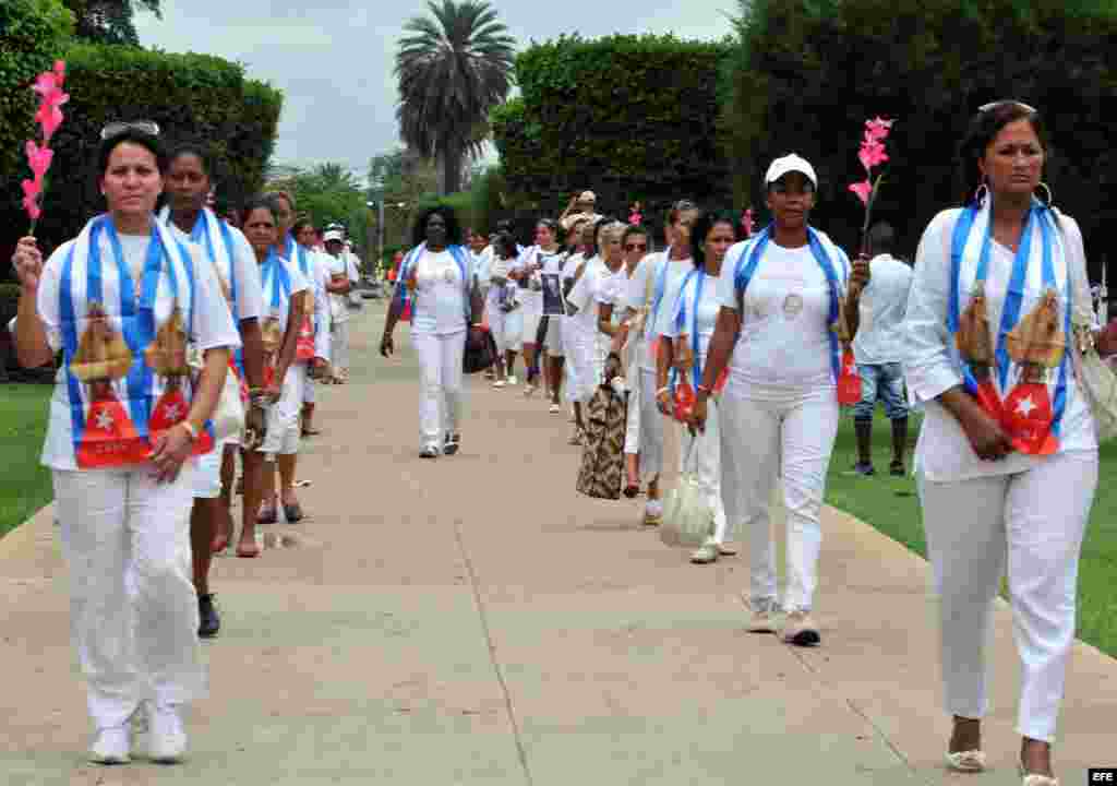 Berta Soler (i), líder del grupo Damas de Blanco, participa hoy, domingo 2 de junio de 2013, en la tradicional marcha por la 5ta avenida, en La Habana (Cuba), después de regresar a la isla de un recorrido por varios países en busca de apoyo internacional 