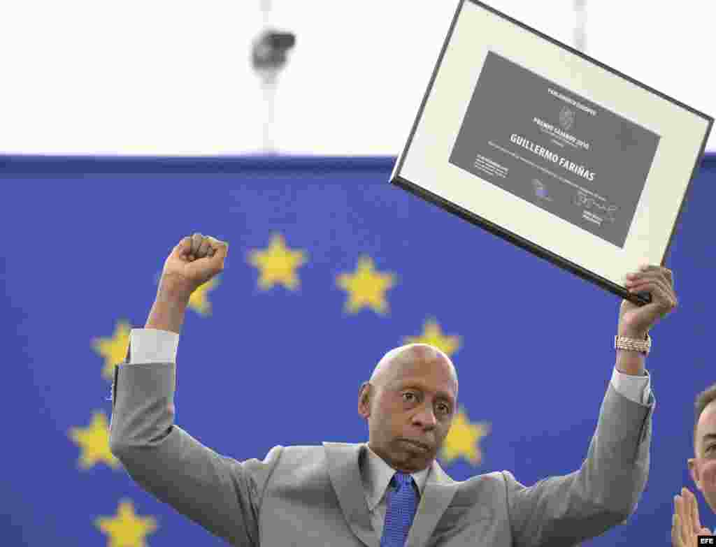 El opositor cubano Guillermo Fariñas posa con el puño en alto tras aceptar el premio Sájarov durante un acto celebrado en el Parlamento Europeo en Estrasburgo (Francia), hoy, miércoles 3 de julio de 2013. Fariñas se mostró hoy confiado en que "un día Cuba