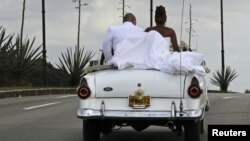Una pareja de recién casados en La Habana.
