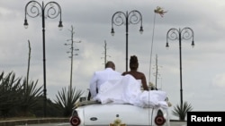 Newlyweds in Havana 