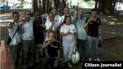 Reporta Cuba Diez excarcelados, entre elllos la Dama de Blanco Haideé Gallardo reunidos en Parque Gandhi este domingo 11 de enero Foto Angel Moya