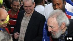 Un anciano y encorvado Fidel Castro, tras ejercer el voto.