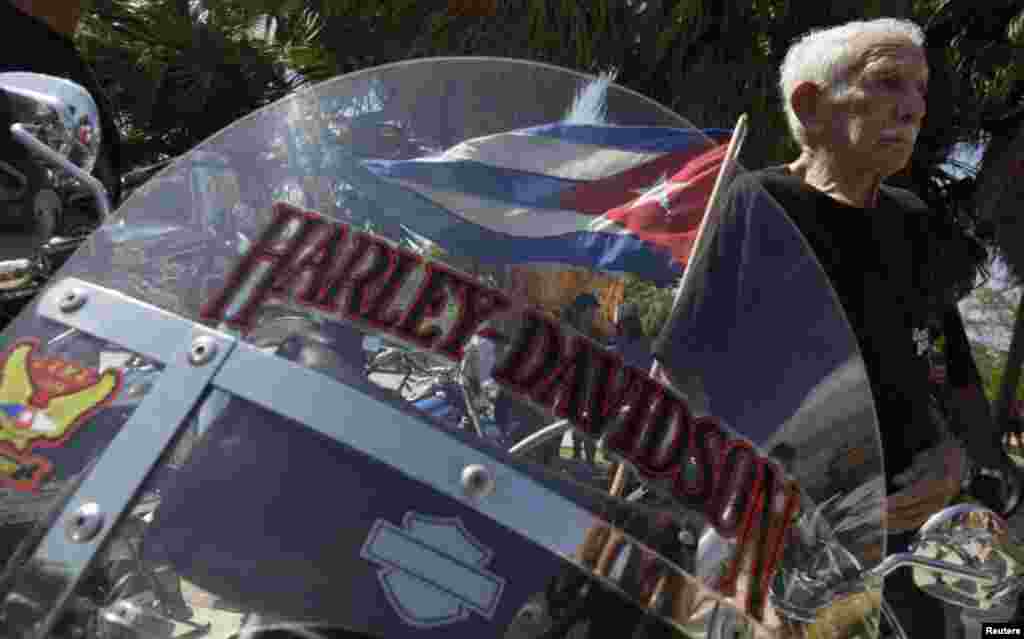  Varios motociclistas subrayan que los "harlistas" cubanos tienen sus particularidades: la mayoría utiliza las motos como medio de transporte diario; se han mantenido unidos compartiendo piezas y consejos; y en general su "economía" personal no se asemeja
