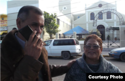 Lorenzo Ortiz (i) de Ministerios del Río, y Otilia Rivera del Ministerio Salvación, ayudan a los cubanos varados.
