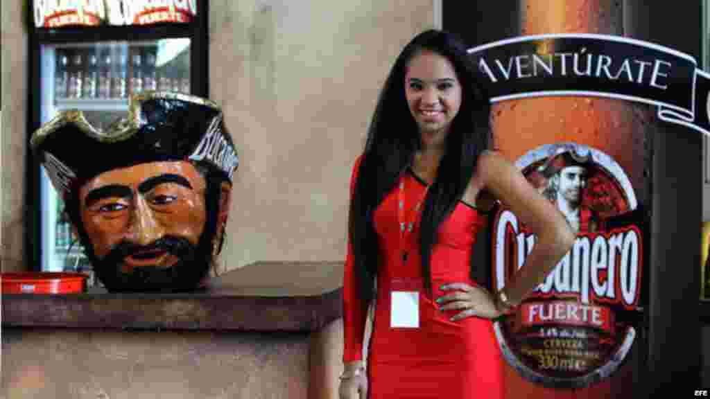 Una modelo permanece en el stand de la cervecería cubana Bucanero