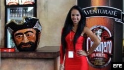 Una modelo permanece en el stand de la cervecería cubana Bucanero