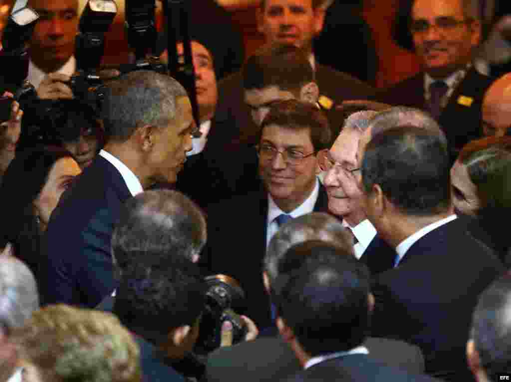 Barack Obama y Raúl Castro se saludan, el 10 de abril de 2015, durante un encuentro informal en la ceremonia inaugural de la VII Cumbre de las Américas, en Ciudad de Panamá.