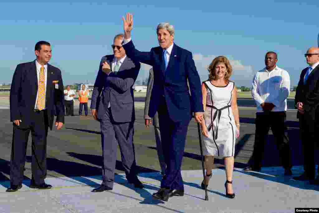El secretario de Estado John Kerry saluda a su llegada al aeropuerto de La Habana.