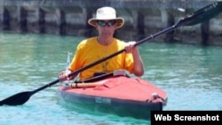 El atleta estadounidense débil visual, Peter Crowley, a bordo de su kayak.