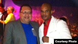 Edemio Navas (i) con el boxeador cubano Vilier Quiñónez (d).