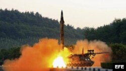 Fotografía facilitada el 30 de mayo por la agencia estatal norcoreana que muestra el lanzamiento de un misil - EFE
