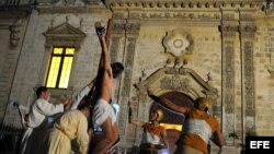 Jóvenes religiosos cubanos representan las estaciones del vía Crucis. Foto Archivo 