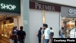 La joyería Premier de la Plaza Comercial Las Américas de Cancún, se mantiene cerrada después del atraco perpetrado por cinco cubanos.
