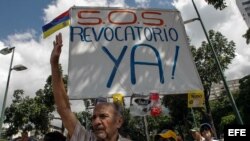 Opositores al gobierno del presidente venezolano Nicolás Maduro piden al Poder Electoral un referendo revocatorio presidencial.