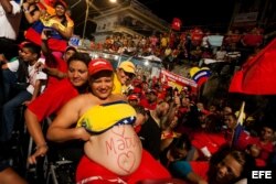 Seguidores del presidente encargado de Venezuela y candidato a la presidencia del país, Nicolás Maduro, asisten a un acto de su campaña en Puerto Ordaz (Venezuela).