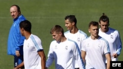 El entrenador del Real Madrid, Rafa Benítez (i), junto a los jugadores Varane (2i), Kroos (3i), Cristiano Ronaldo (3d), Cheryshev (2d) y Bale (d), durante la última sesión de entrenamiento.