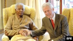 Archivo:Expresiente de Sudáfrica y Premio Nobel de la Paz Nelson Mandela (i) saluda al ex presdidente de los EE.UU Bill Clinton (d).