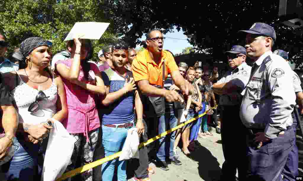 Cientos de cubanos protestan frente a la embajada de Ecuador en Cuba tras el anuncio de exigir visa a todo cubano que entre como turista al país andino a partir del 1 de diciembre.