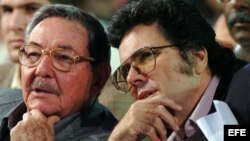 En esta foto de archivo Raúl Castro dialoga con el entonces ministro de Cultura Abel Prieto (derecha).