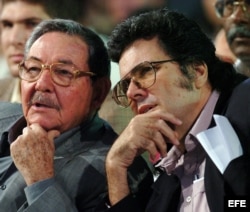En esta foto de archivo Raúl Castro dialoga con el entonces ministro de Cultura Abel Prieto (derecha).