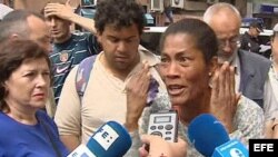 Ismara Sánchez, madre de la familia de cinco personas de origen cubano que hoy han sido desalojados de su vivienda en Alicante, por el impago del alquiler desde el pasado mes de julio, durante las declaraciones que ha realizado a la prensa tras la ejecuci