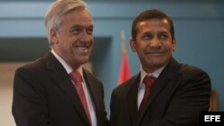 El presidente de Chile, Sebastián Piñera (i), saluda al presidente de Perú, Ollanta Humala (d)