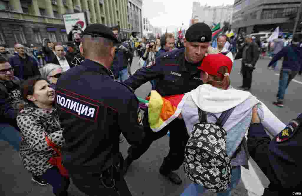 Detenidos activistas LGBT en la protestas por la censura en Rusia. 